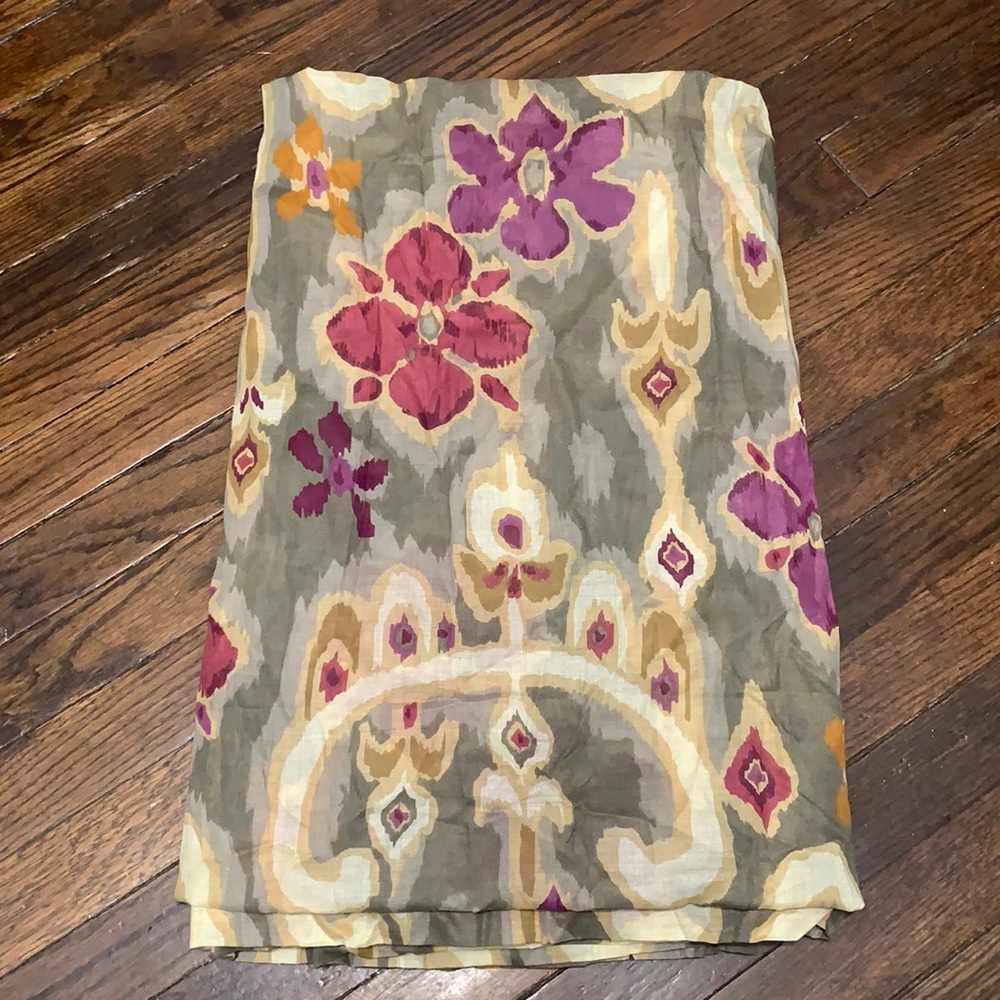 Floral shower curtain. 72 x 72.